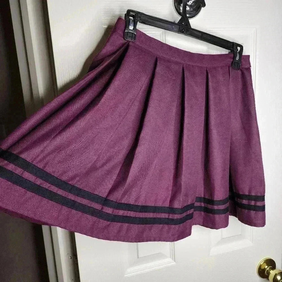 NWT Hot Topic Burgundy Cheer Pleated Striped Zipper Mini Skirt Small - Picture 3 of 11